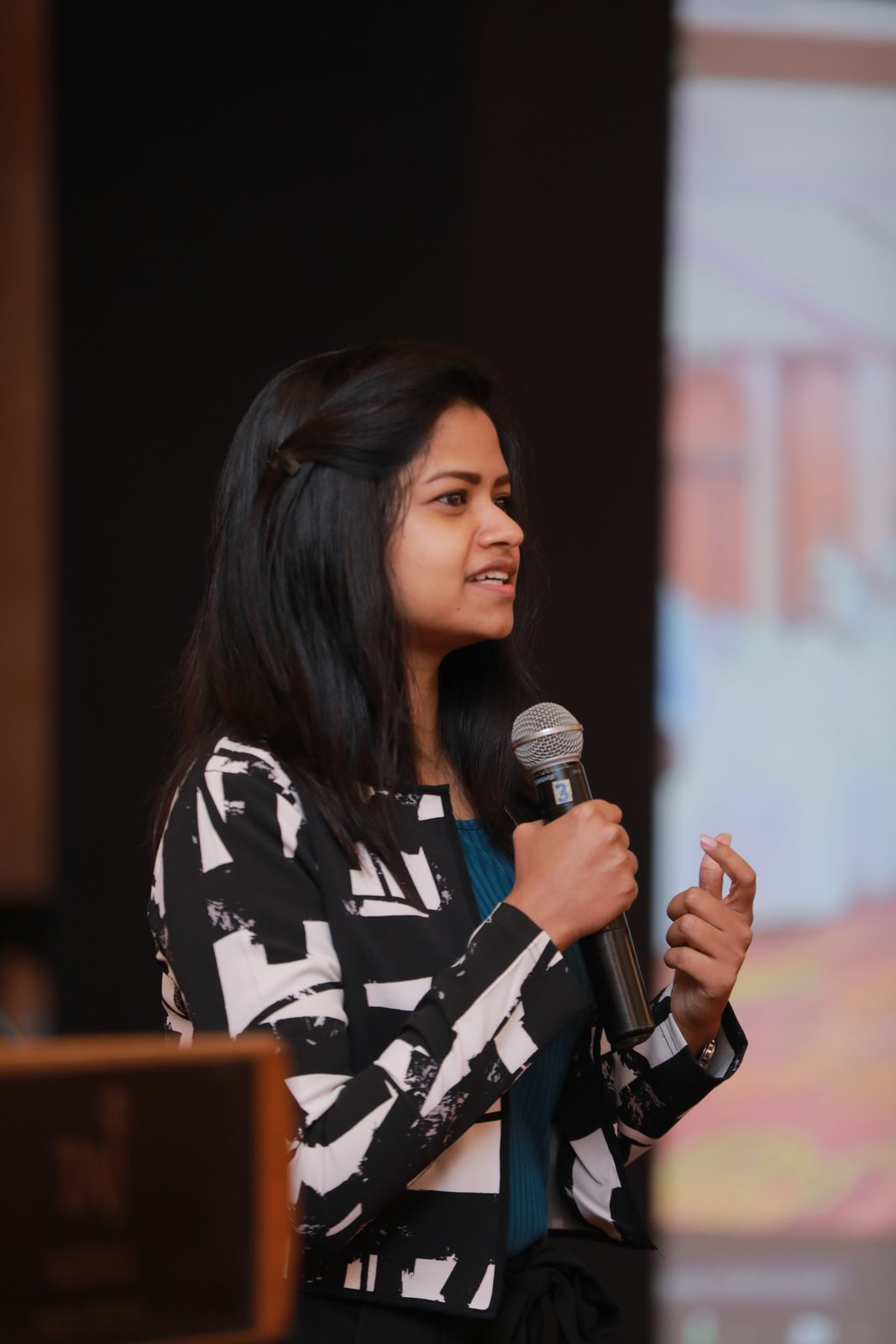 Kanan Tandi speaking on nonverbal communication